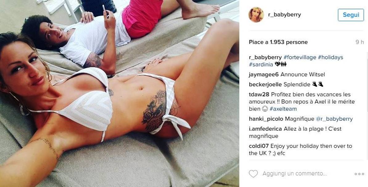 Dopo la cocente eliminazione del Belgio agli Europei 2016, Axel Witsel si rilassa con la moglie Rafaella Szabo sulle spiagge della Sardegna, come testimoniano le foto dei rispettivi account Instagram. Che si stia acclimatando per un trasferimento in Italia?